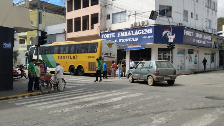 Imagem Do Dia: Acidente na tarde desta quinta, (02), na esquina da José Mol com a Rua São Francisco em Mantena