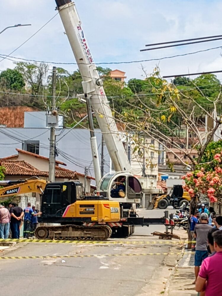 Imagem Do Dia: Guincho retira  escavadeira giratória  que ficou agarrada em rio no centro de Mantena