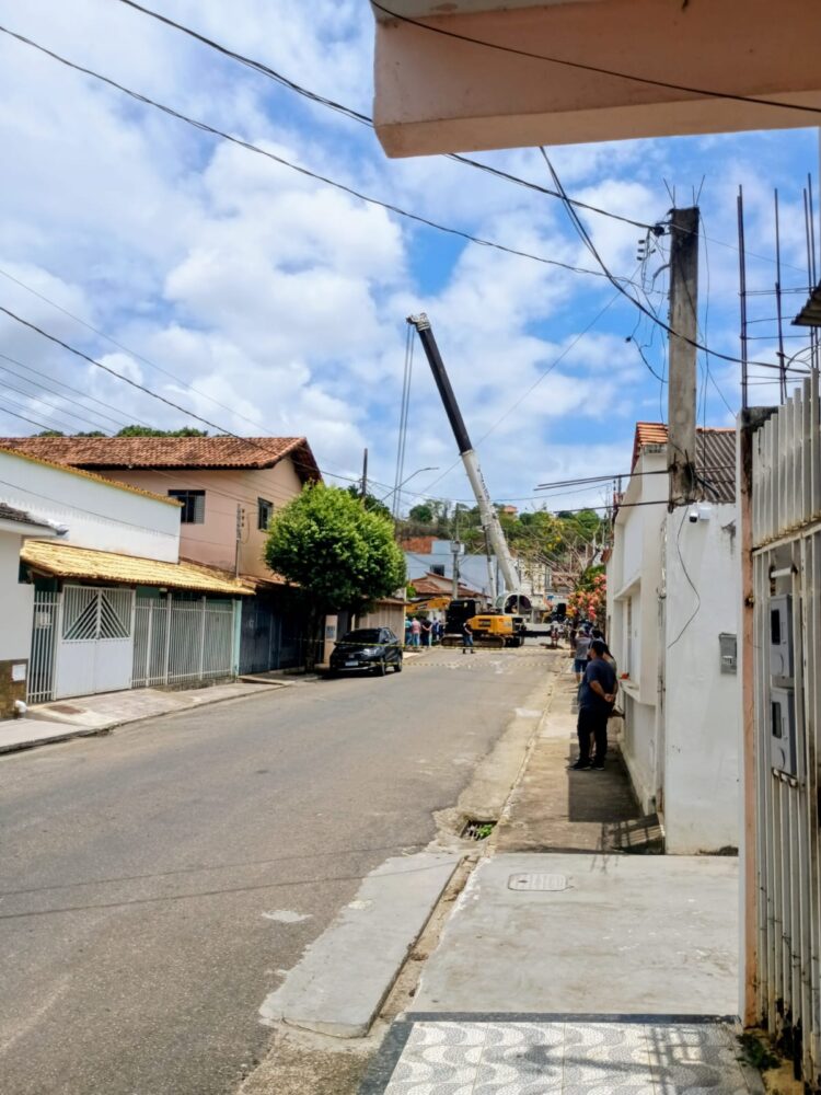 Imagem Do Dia: Guincho retira  escavadeira giratória  que ficou agarrada em rio no centro de Mantena