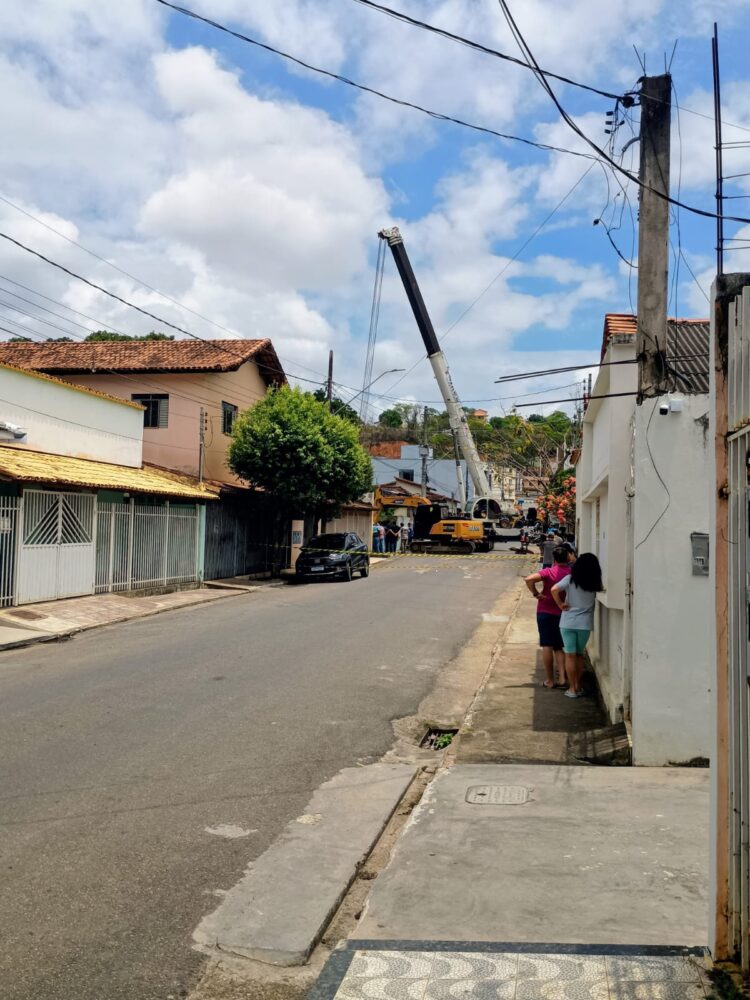 Imagem Do Dia: Guincho retira  escavadeira giratória  que ficou agarrada em rio no centro de Mantena