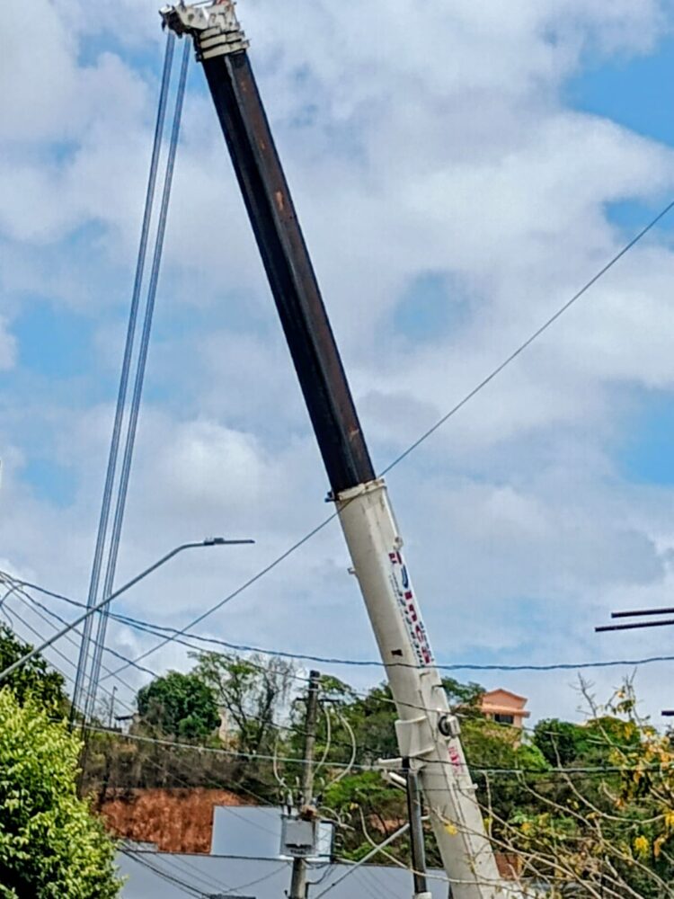 Imagem Do Dia: Guincho retira  escavadeira giratória  que ficou agarrada em rio no centro de Mantena