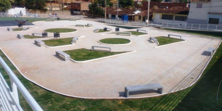 Depois de muito tempo Praça do Bairro Boa Esperança aparece e será entregue sem iluminação em Mantena?