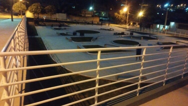Prefeito Gentil  garante iluminação para Praça do Bairro Boa Esperança em Mantena 