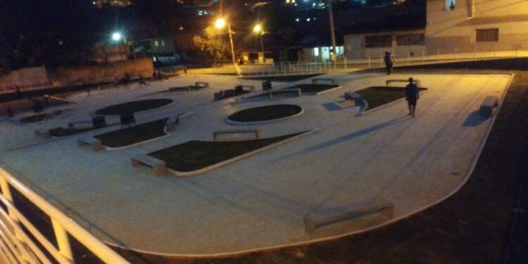 Prefeito Gentil garante iluminação para Praça do Bairro Boa Esperança em Mantena