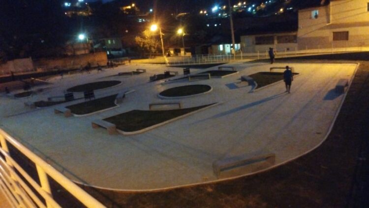 Prefeito Gentil  garante iluminação para Praça do Bairro Boa Esperança em Mantena 