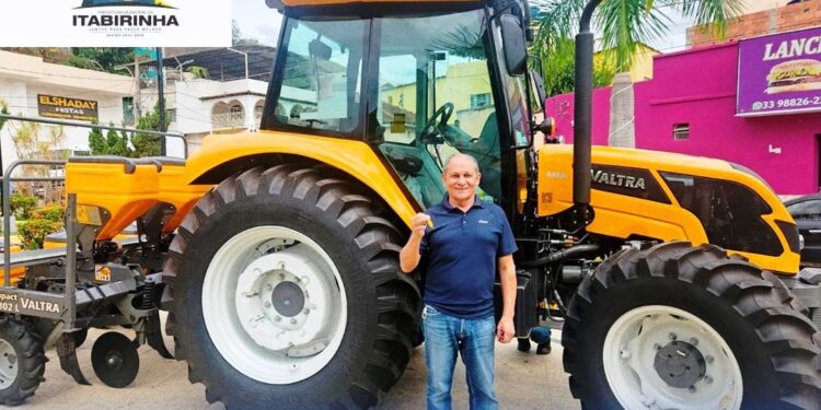 Entrega de trator reforça apoio ao homem do campo em Itabirinha 