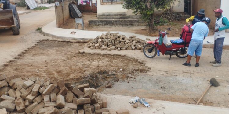 Desobstruindo rede fluvial e finalizando o calçamento, moradores aguardam inauguração da Praça do Bairro Boa Esperança em Mantena