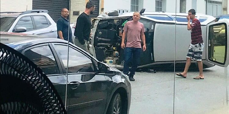 Imagem Do Dia: Condutor inabilitado, dirigindo distraído, chocou-se com veículo estacionado na Rua São Francisco  em Mantena