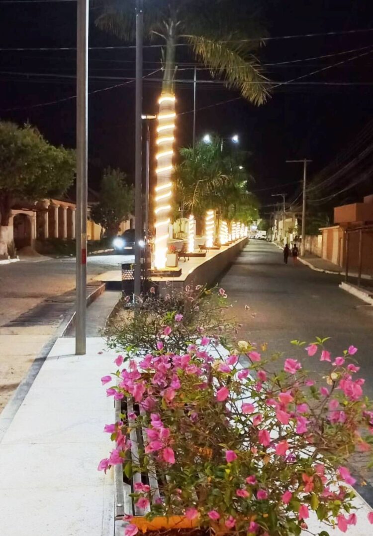 Uma cidade linda e encantadora! Um espetáculo de  luz; Veja como ficou a decoração de Natal 2025 em Itabirinha!