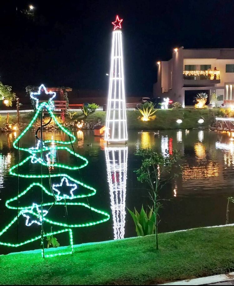 Uma cidade linda e encantadora! Um espetáculo de  luz; Veja como ficou a decoração de Natal 2025 em Itabirinha!