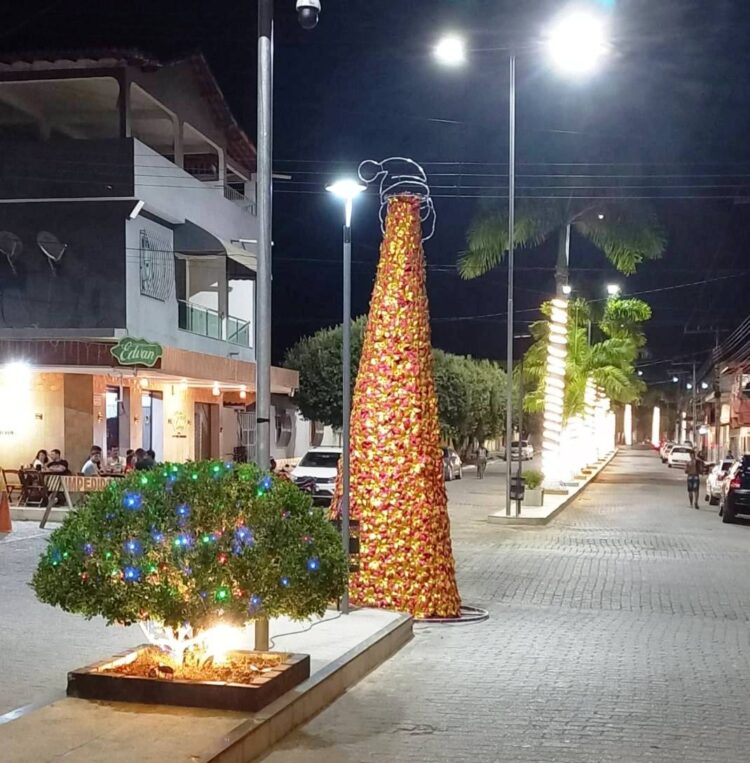 Uma cidade linda e encantadora! Um espetáculo de  luz; Veja como ficou a decoração de Natal 2025 em Itabirinha!