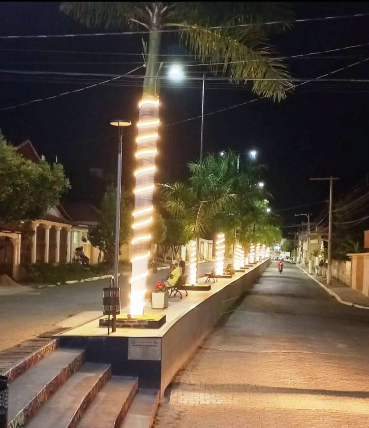 Uma cidade linda e encantadora! Um espetáculo de  luz; Veja como ficou a decoração de Natal 2025 em Itabirinha!