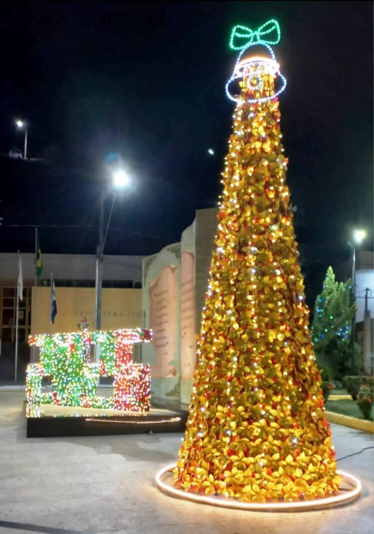 Uma cidade linda e encantadora! Um espetáculo de  luz; Veja como ficou a decoração de Natal 2025 em Itabirinha!