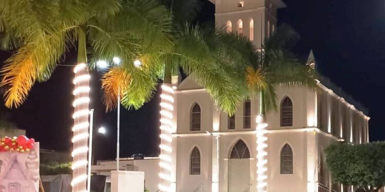 Uma cidade linda e encantadora! Um espetáculo de  luz; Veja como ficou a decoração de Natal 2025 em Itabirinha!