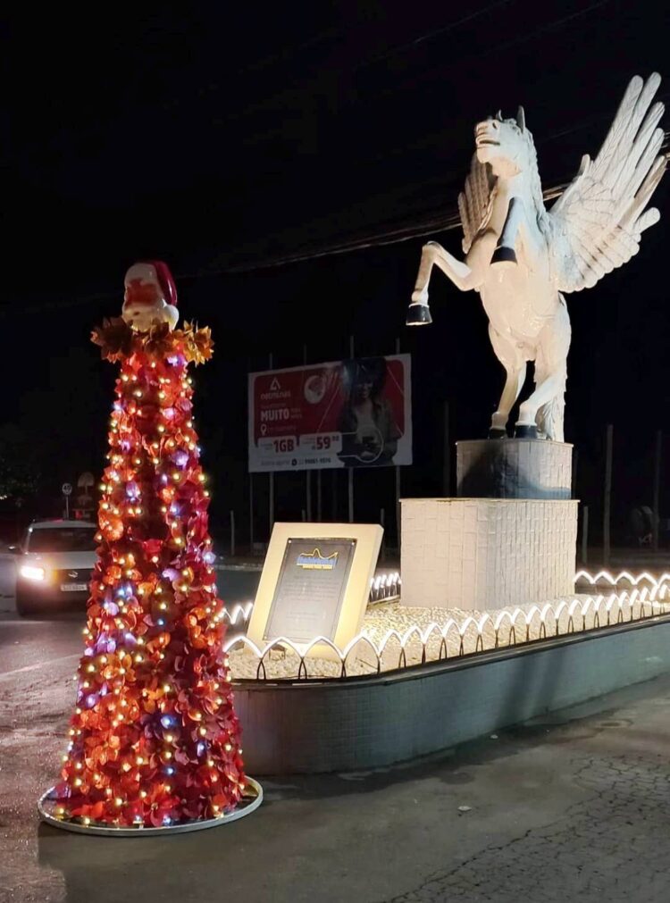 Uma cidade linda e encantadora! Um espetáculo de  luz; Veja como ficou a decoração de Natal 2025 em Itabirinha!