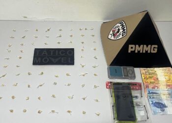 PMMG fecha o cerco, prende dois e apreende menor envolvidos com o tráfico de drogas em Mantena