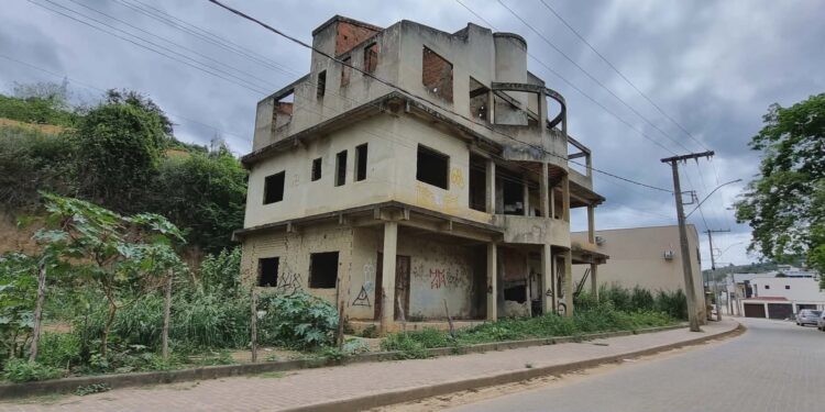 Prefeito sanciona lei que autoriza o Município a intervir em imóveis abandonados em Barra de São Francisco – ES
