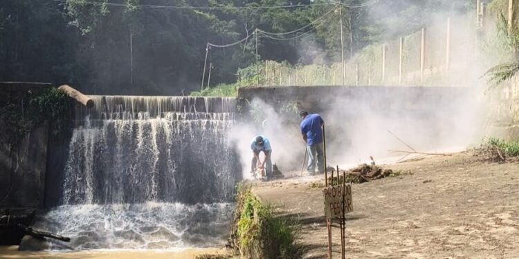 SAAE supera desafios; faz reparos na Adutora da Serra Branca para manter fornecimento da água nos lares de Mantena!