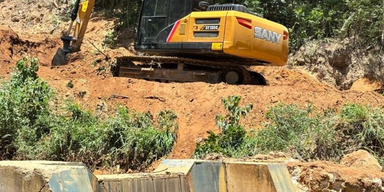 SAAE Mantena intensifica desassoreamento da barragem do Córrego Frio para garantir segurança hídrica