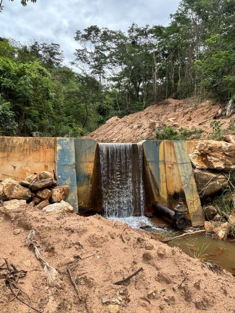 SAAE Mantena intensifica desassoreamento da barragem do Córrego Frio para garantir segurança hídrica