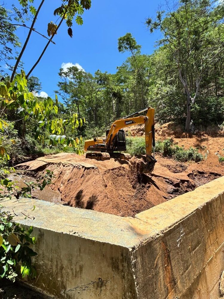 SAAE Mantena intensifica desassoreamento da barragem do Córrego Frio para garantir segurança hídrica