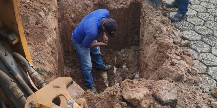 SAAE  mobiliza força-tarefa  para consertar vazamento complexo na Rua Maria Pedrosa Melado no Bairro Nicolini em Mantena 
