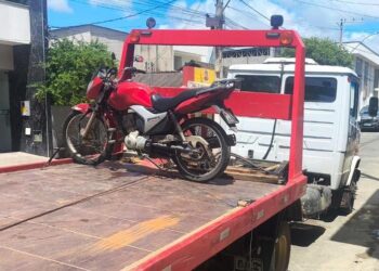 Fiscalização da PMMG resulta em apreensão de veículo com licenciamento atrasado há 7 anos em Mantena 