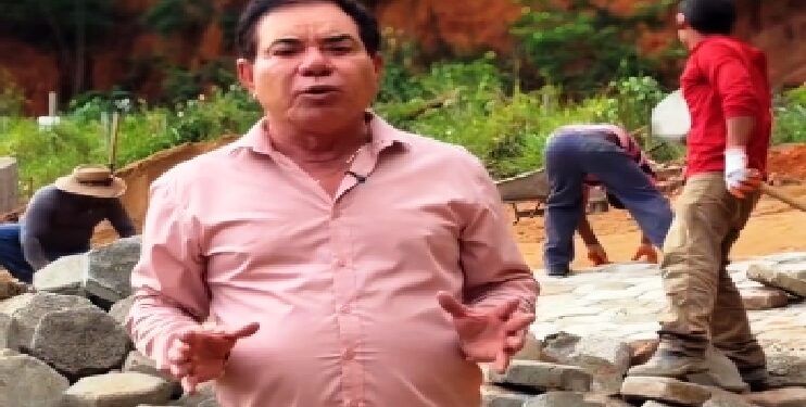 Prefeito Gentil vistoria fase final de calçamento da Rua Margarida Monteiro no Centro de Mantena