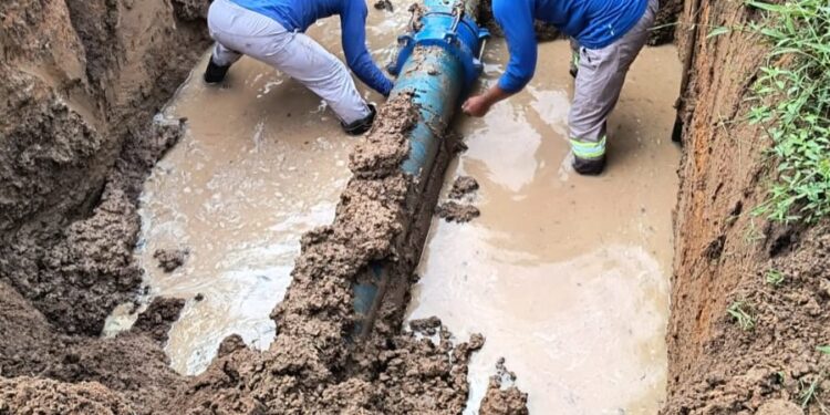 Equipe do SAAE trabalha desde a madrugada para consertar rompimento de adutora no Córrego Frio