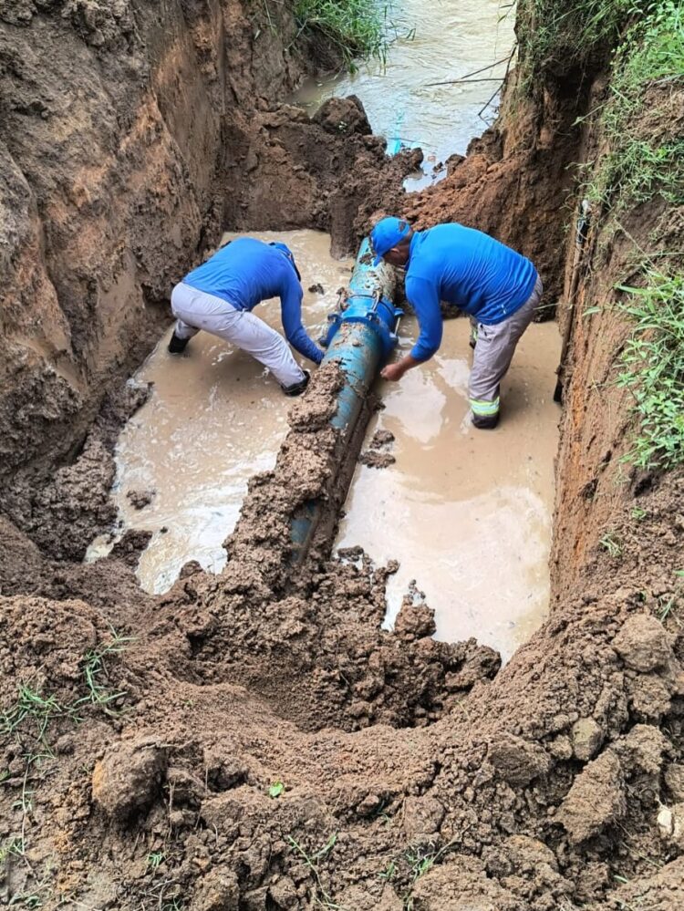 Equipe do SAAE trabalha desde a madrugada para consertar rompimento de adutora no Córrego Frio 