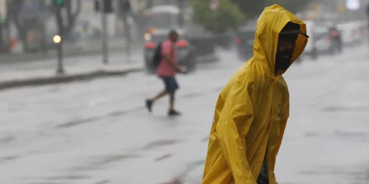 Chuva intensa: Inmet emite aviso vermelho de grande perigo para áreas de MG, RJ e SP