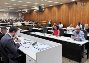 Câmara de Valadares mantém processo contra Prefeito  Coronel Sandro; defesa aguarda intimação