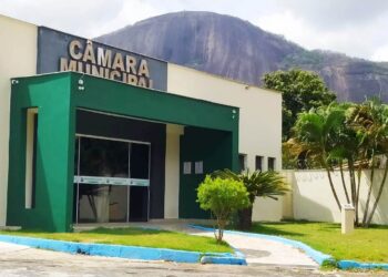 O Silêncio dos Vereadores: Por que a Fiscalização Municipal em Mantena Parece Estar em Recesso?