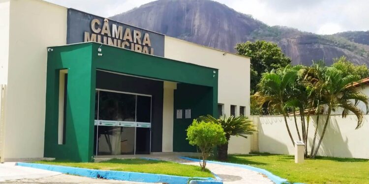 O Silêncio dos Vereadores: Por que a Fiscalização Municipal em Mantena Parece Estar em Recesso?