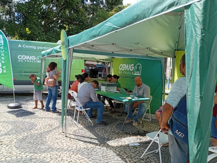 Cemig na Praça em Mantena: Atendimento Direto e Humanizado Conecta Companhia à Comunidade