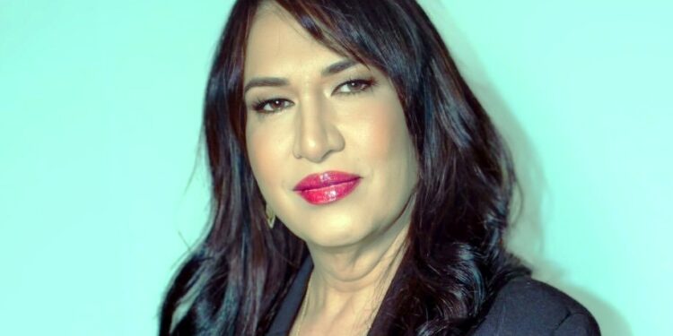 Vereadora Meire flagra máquinas da Prefeitura em terra particular enquanto carreadores de café seguem sem manutenção