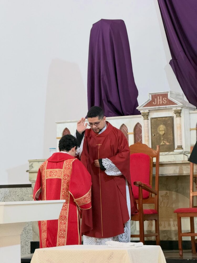 Fé e Devoção: Paróquia Santo Antônio de Mantena Celebra a Paixão de Cristo com Silêncio e Reflexão