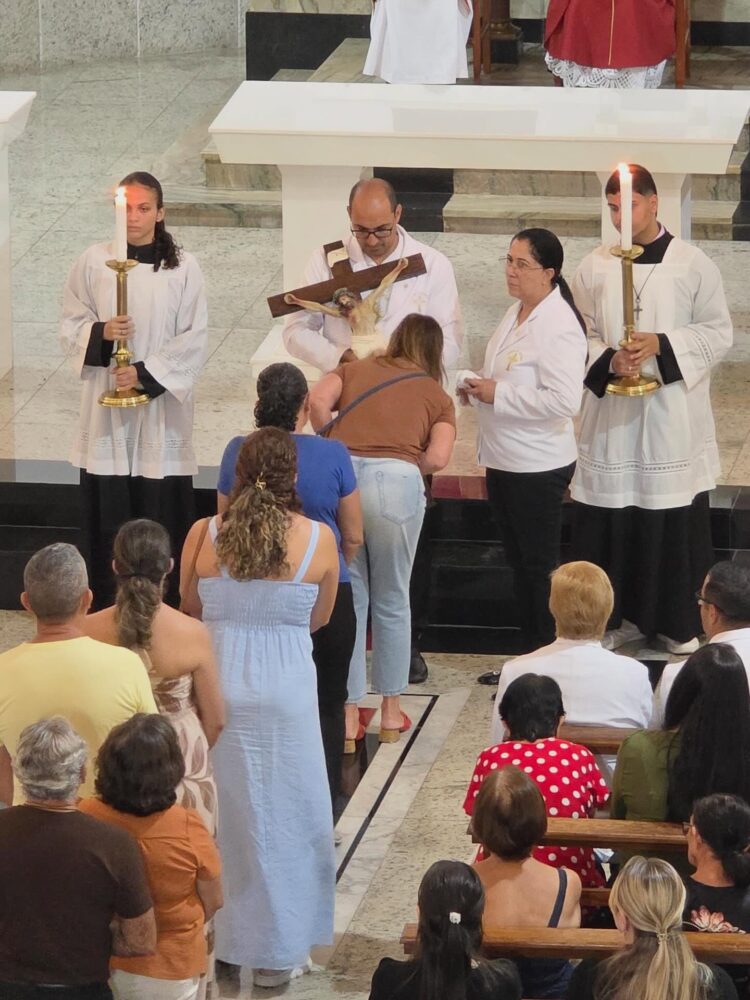 Fé e Devoção: Paróquia Santo Antônio de Mantena Celebra a Paixão de Cristo com Silêncio e Reflexão