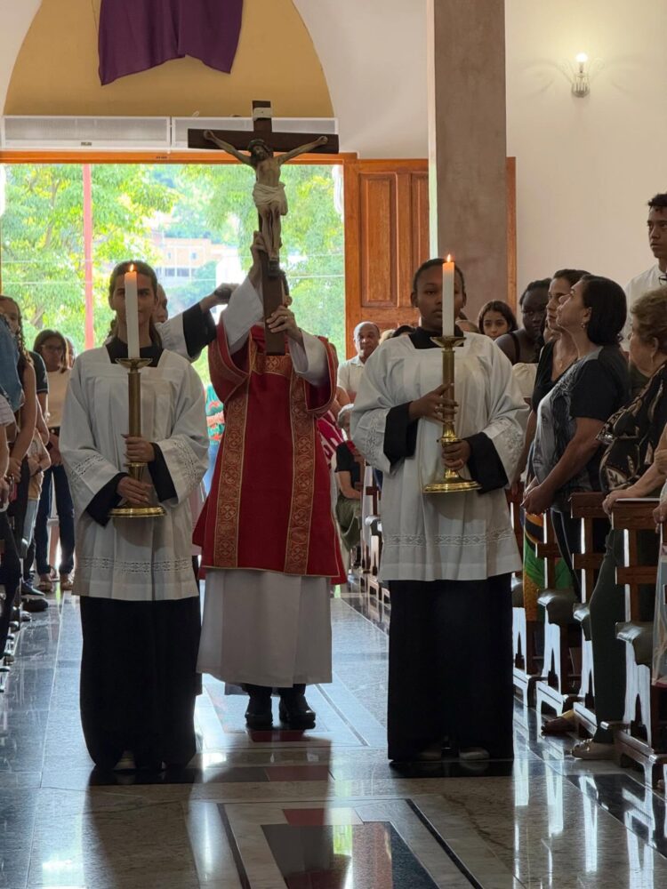 Fé e Devoção: Paróquia Santo Antônio de Mantena Celebra a Paixão de Cristo com Silêncio e Reflexão