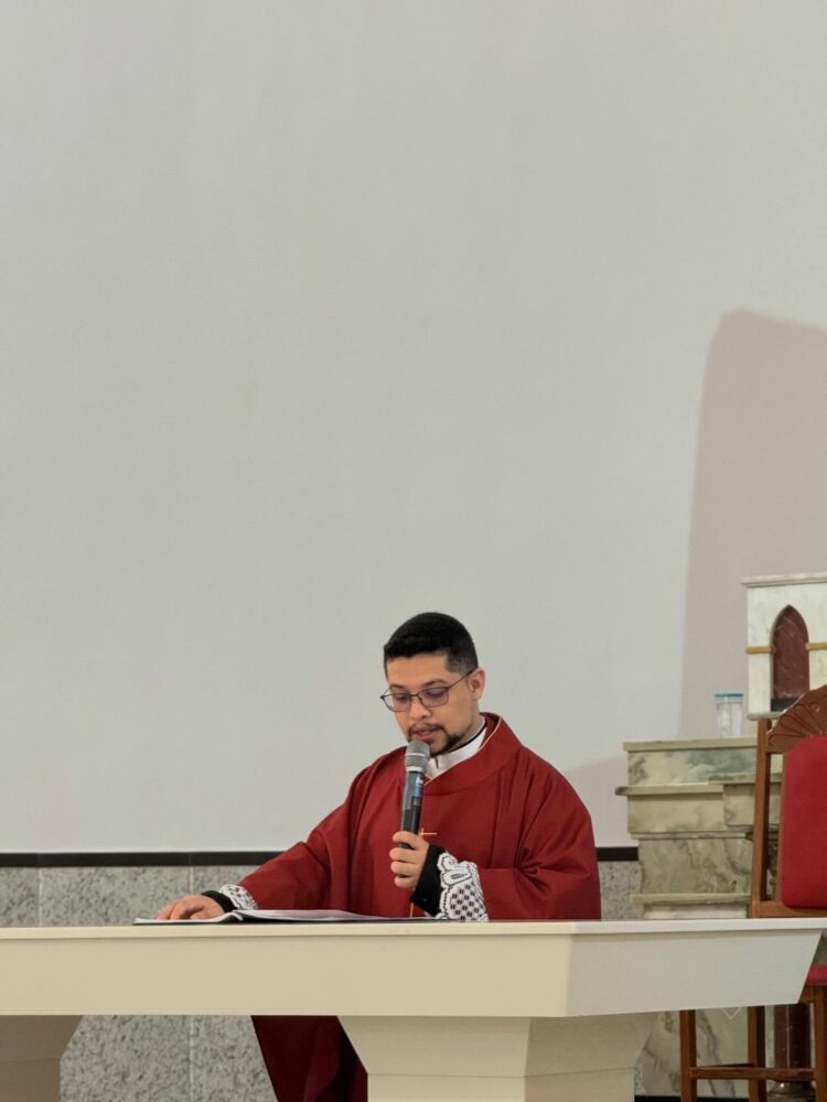 Fé e Devoção: Paróquia Santo Antônio de Mantena Celebra a Paixão de Cristo com Silêncio e Reflexão