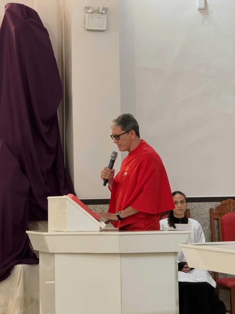 Fé e Devoção: Paróquia Santo Antônio de Mantena Celebra a Paixão de Cristo com Silêncio e Reflexão