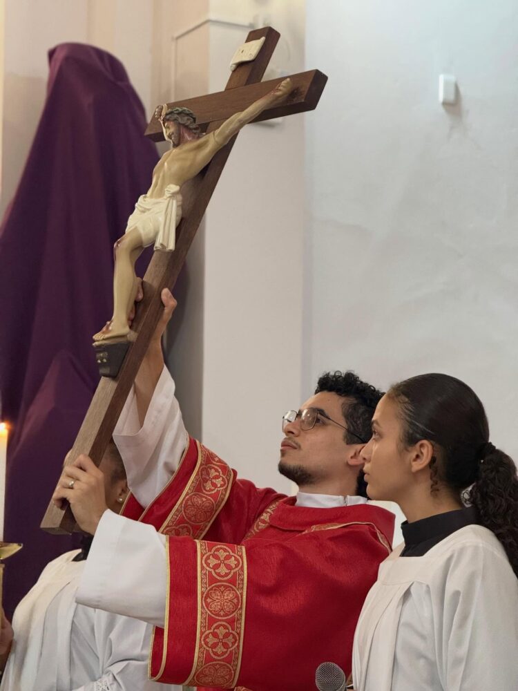 Fé e Devoção: Paróquia Santo Antônio de Mantena Celebra a Paixão de Cristo com Silêncio e Reflexão
