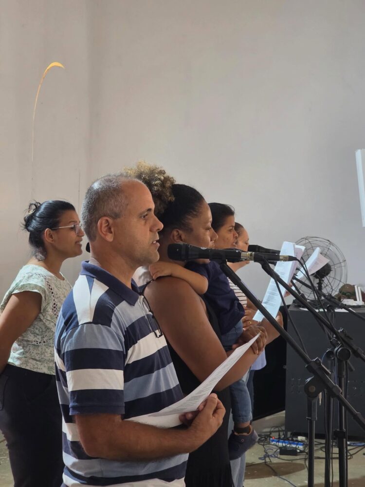 Fé e Devoção: Paróquia Santo Antônio de Mantena Celebra a Paixão de Cristo com Silêncio e Reflexão