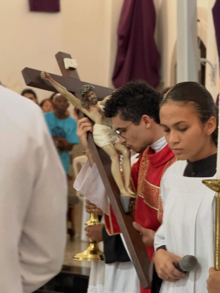 Fé e Devoção: Paróquia Santo Antônio de Mantena Celebra a Paixão de Cristo com Silêncio e Reflexão