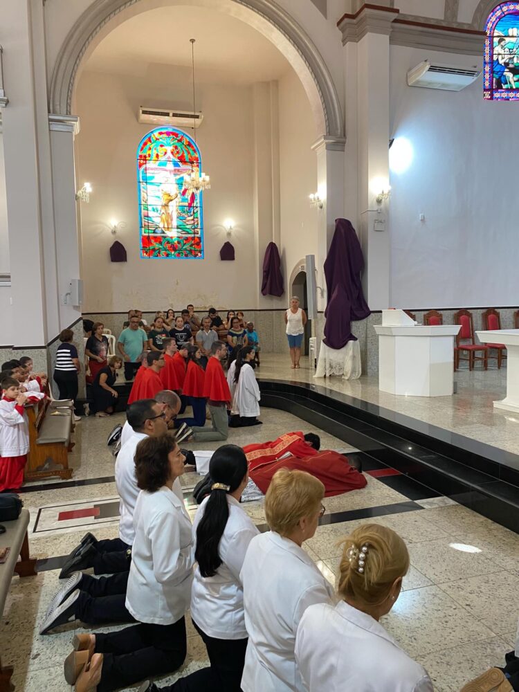 Fé e Devoção: Paróquia Santo Antônio de Mantena Celebra a Paixão de Cristo com Silêncio e Reflexão