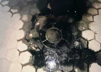 Moradores pedem providências contra esgoto entupido a céu aberto  na Rua João Ruela no Bairro Vila Nova , SAAE promete resolver!