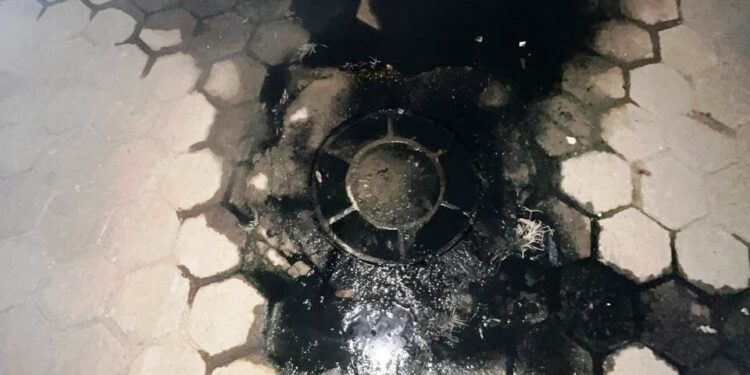 Moradores pedem providências contra esgoto entupido a céu aberto  na Rua João Ruela no Bairro Vila Nova , SAAE promete resolver!