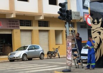 Imagem do Dia: Semáforo da Rua São Francisco volta a operar e sinaliza novo tempo para o trânsito de Mantena