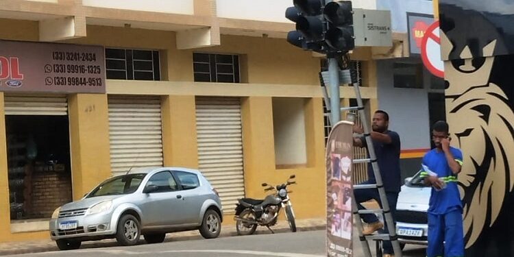 Imagem do Dia: Semáforo da Rua São Francisco volta a operar e sinaliza novo tempo para o trânsito de Mantena
