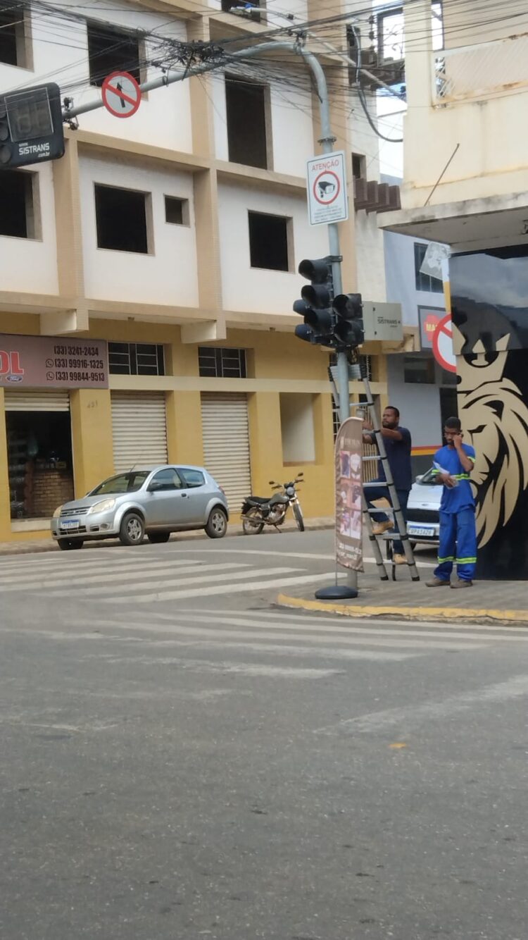 Imagem do Dia: Semáforo da Rua São Francisco volta a operar e sinaliza novo tempo para o trânsito de Mantena